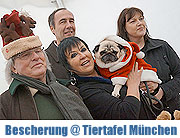 Tierische Bescherung bei der Tiertafel München 2011: Mops "Sir Henry", Uschi Ackermann und Gerd Käfer luden ein. Info & Video (©Foto. Martin Schmitz)